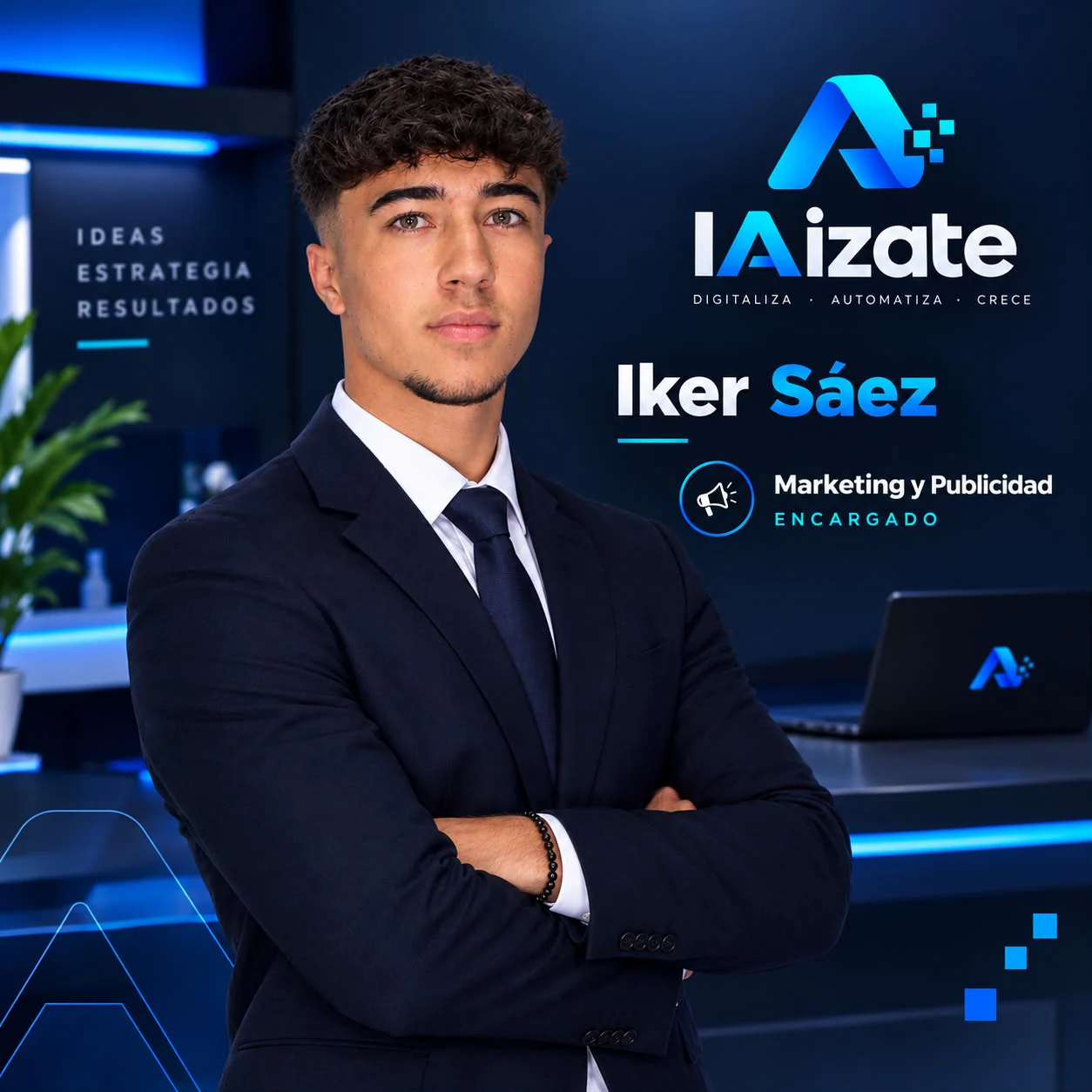 Iker Sáez, encargado de Marketing y Publicidad de IAizate, con traje oscuro y los brazos cruzados en la oficina de IAizate.