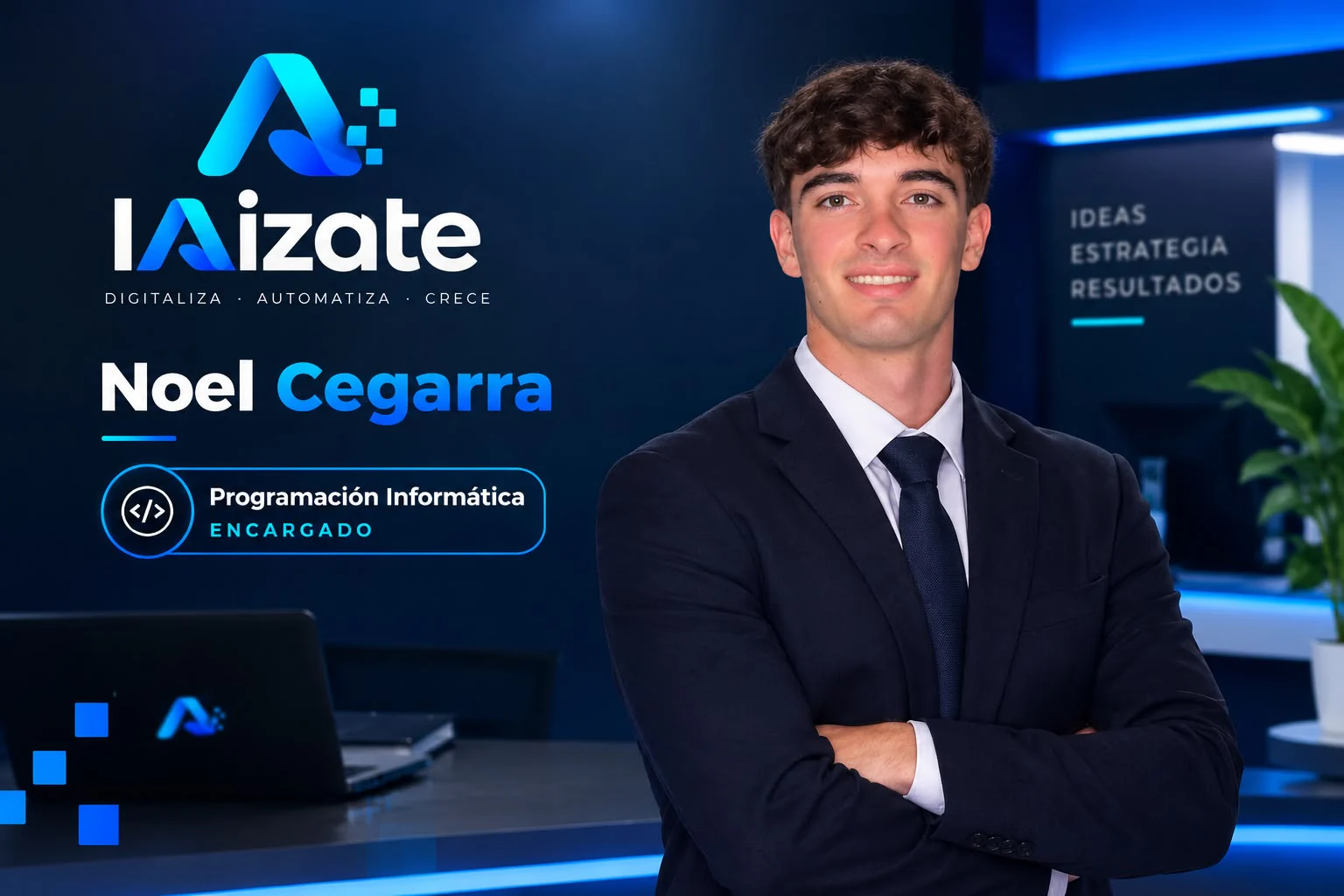 Noel Cegarra, encargado de Programación Informática de IAizate, sonriendo con traje oscuro y los brazos cruzados en la oficina de IAizate.